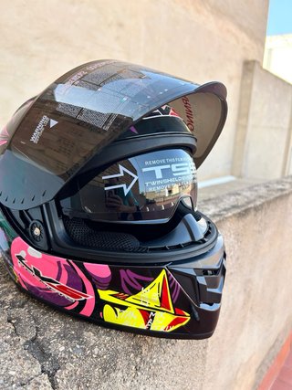 Casco de moto con diseño