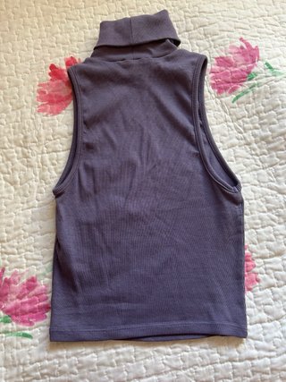 Top de cuello alto sin mangas
