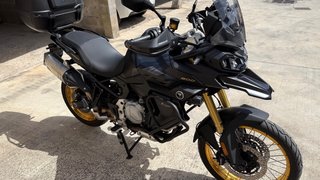 Voge 900DSX Negra y Dorada