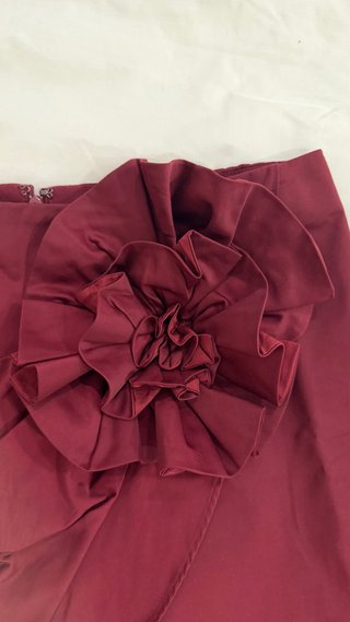 Falda festiva con flor burdeos