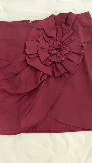 Falda festiva con flor burdeos