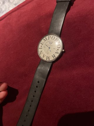 Reloj Emporio Armani Negro y Blanco necesita pilas