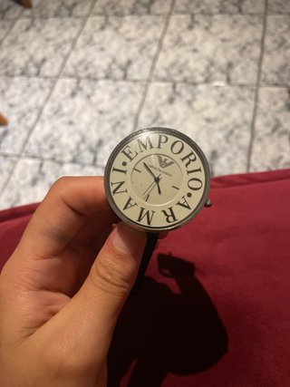 Reloj Emporio Armani Negro y Blanco necesita pilas