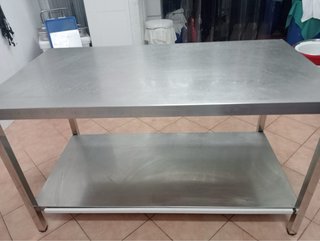 Mesa de acero inoxidable con estante