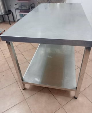 Mesa de acero inoxidable con estante