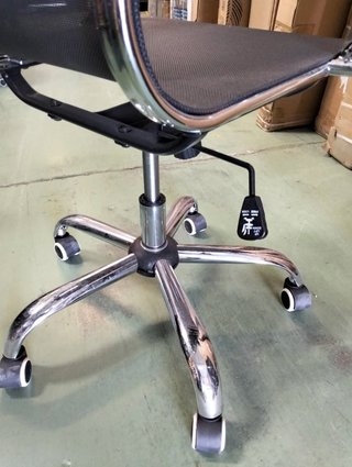 Silla de oficina de altura regulable y acabado