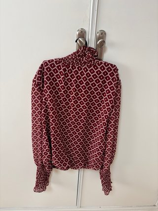 Blusa burdeos con estampado geométrico