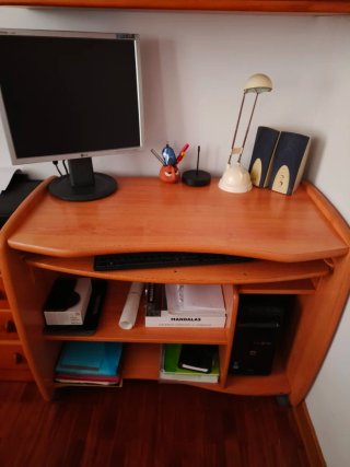 Escritorio de madera . Venta en persona
