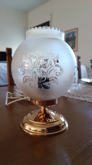 Lámpara de mesa dorada y blanca