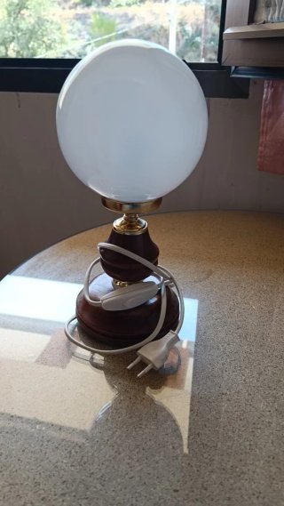 Lámpara de mesa madera y cristal