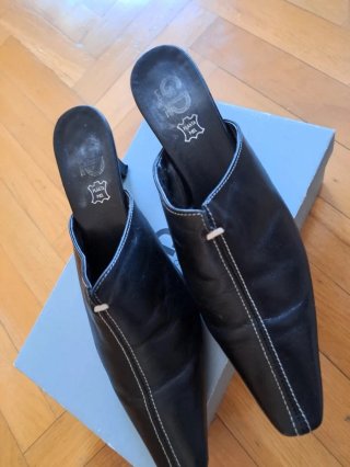Zuecos negros de piel