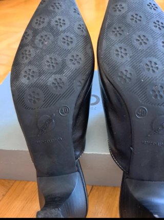 Zuecos negros de piel
