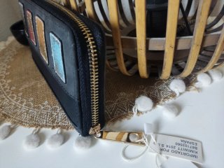 Cartera negra con detalles multicolor