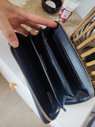 Cartera negra con detalles multicolor
