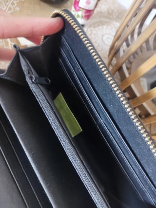 Cartera negra con detalles multicolor