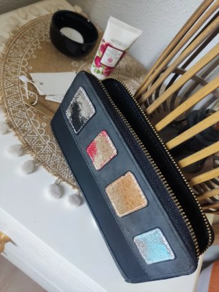 Cartera negra con detalles multicolor