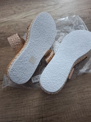 Sandalias Shein Beige y Dorado