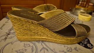 Sandalias doradas cuña mujer