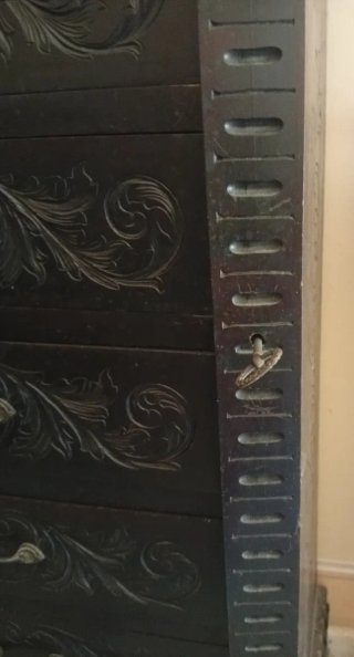 2 Cassettiere  vintage in legno intagliato, né ho