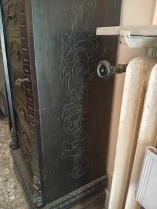 2 Cassettiere  vintage in legno intagliato, né ho
