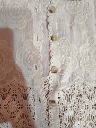 Chaleco encaje floral beige claro