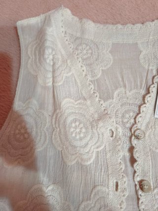 Chaleco encaje floral beige claro