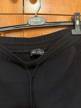 Pantalón negro de lino de Zara