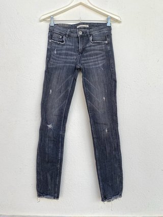 Pantalón Vaquero Pitillo Deshilachado Zara