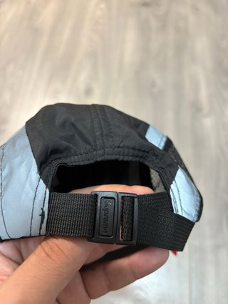 Gorra Supreme 5 Panel Negra – Logo frontal