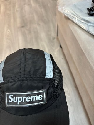 Gorra Supreme 5 Panel Negra – Logo frontal