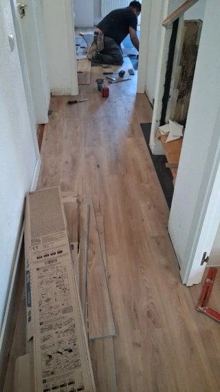 Instalación Tarima Laminada y Suelo Vinílico.