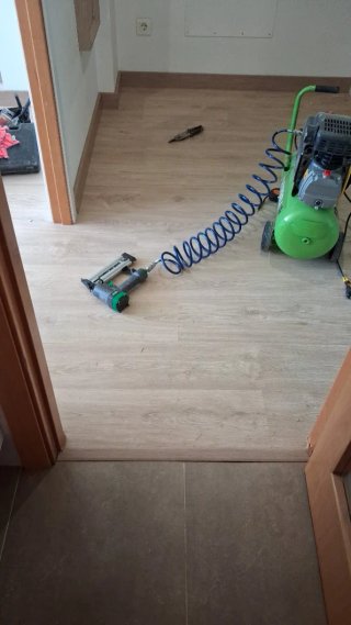 Instalación Tarima Laminada y Suelo Vinílico.