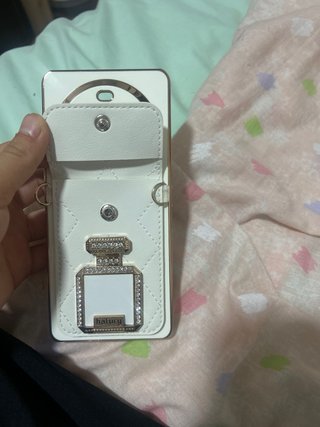Funda móvil con diseño de bolso y perfume