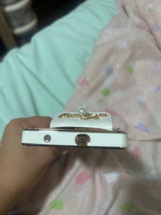Funda móvil con diseño de bolso y perfume
