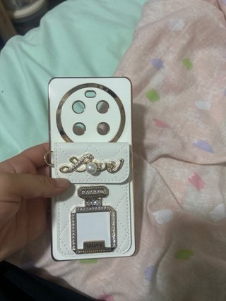 Funda móvil con diseño de bolso y perfume