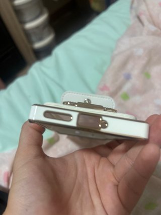 Funda móvil con diseño de bolso y perfume