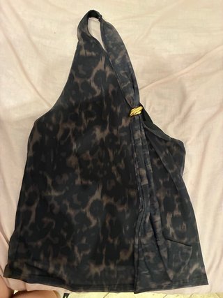 Top estampado leopardo con detalle dorado