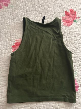Top verde militar cruzado