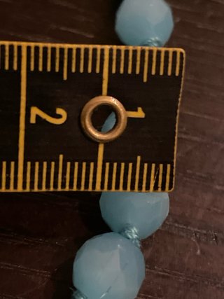 Collana con perle azzurre sfaccettate