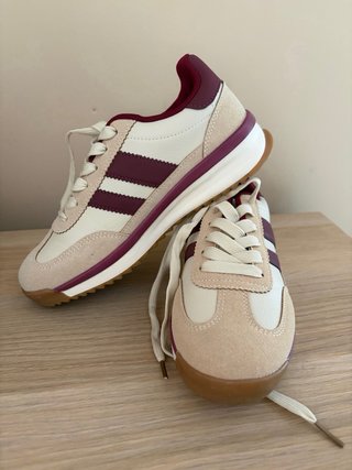 Zapatillas Beige y granate  Nuevas