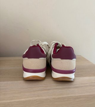 Zapatillas Beige y granate  Nuevas