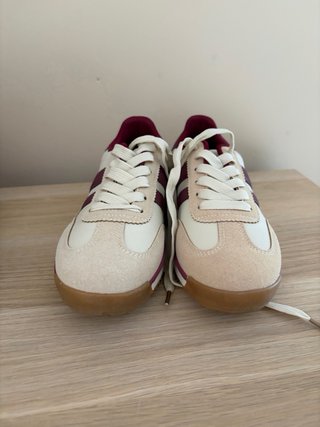 Zapatillas Beige y granate  Nuevas
