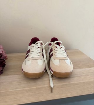 Zapatillas Beige y granate  Nuevas