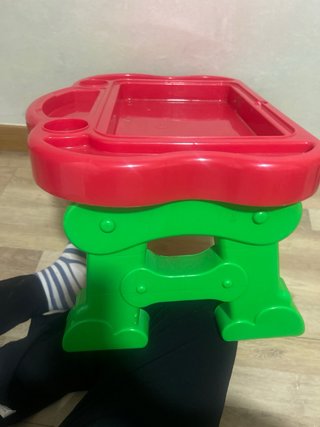 Mesa de juego infantil roja y verde