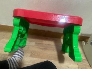 Mesa de juego infantil roja y verde