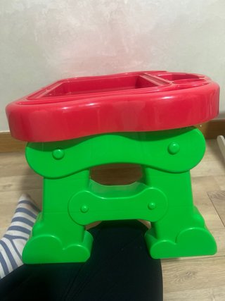 Mesa de juego infantil roja y verde