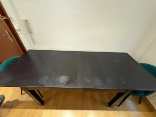 Mesa de comedor de madera oscura