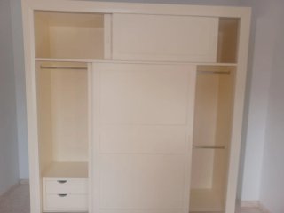 Ropero corredero beige y blanco