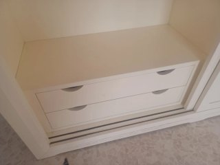 Ropero corredero beige y blanco