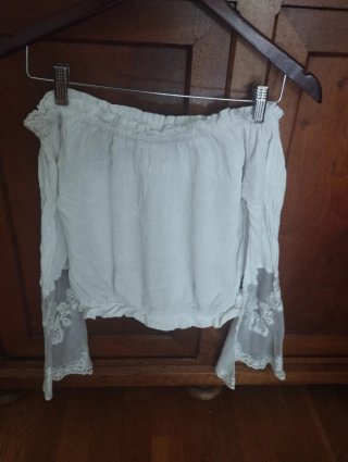 Blusa blanca con mangas de encaje